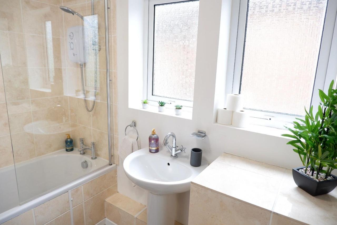 Comfortable And Cozy 4-Bedroom House Near The Hospital CBG Екстериор снимка