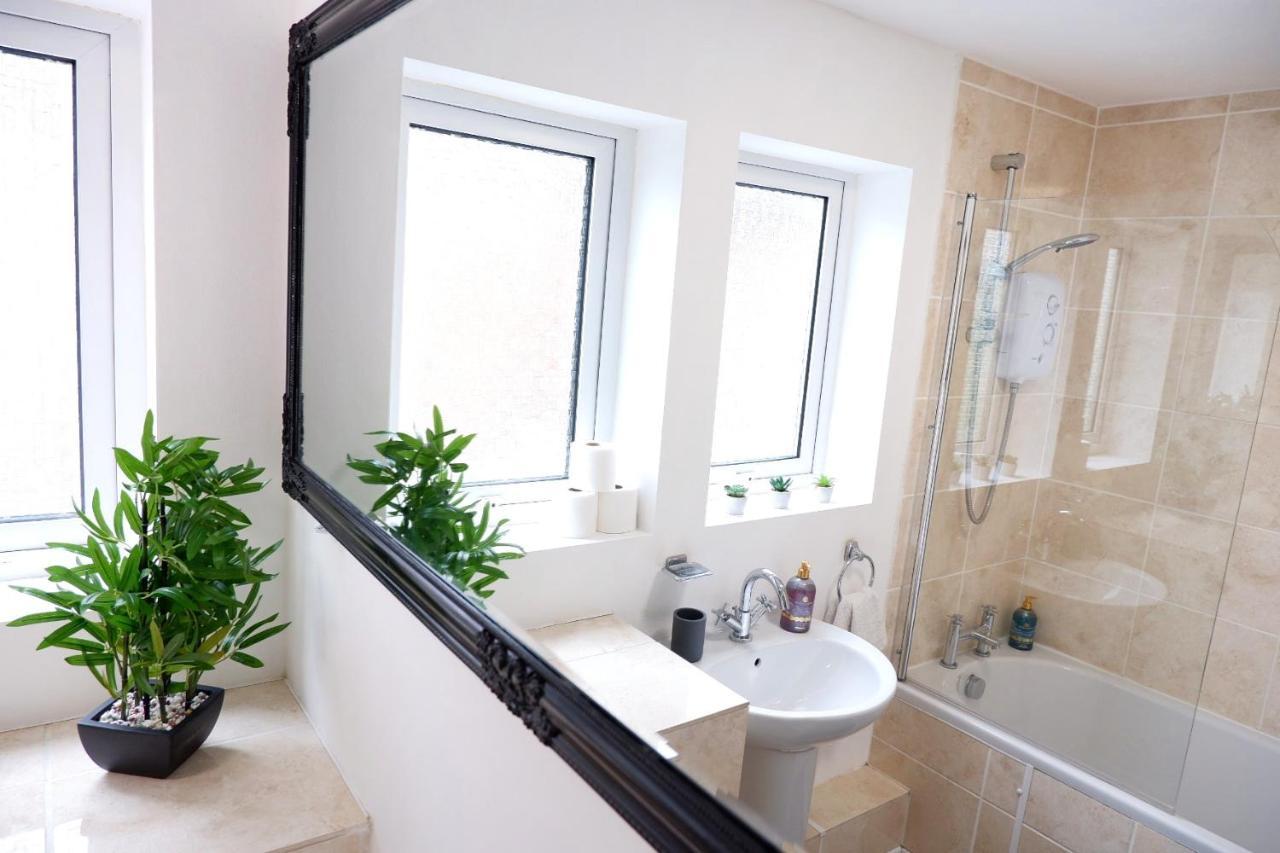 Comfortable And Cozy 4-Bedroom House Near The Hospital CBG Екстериор снимка