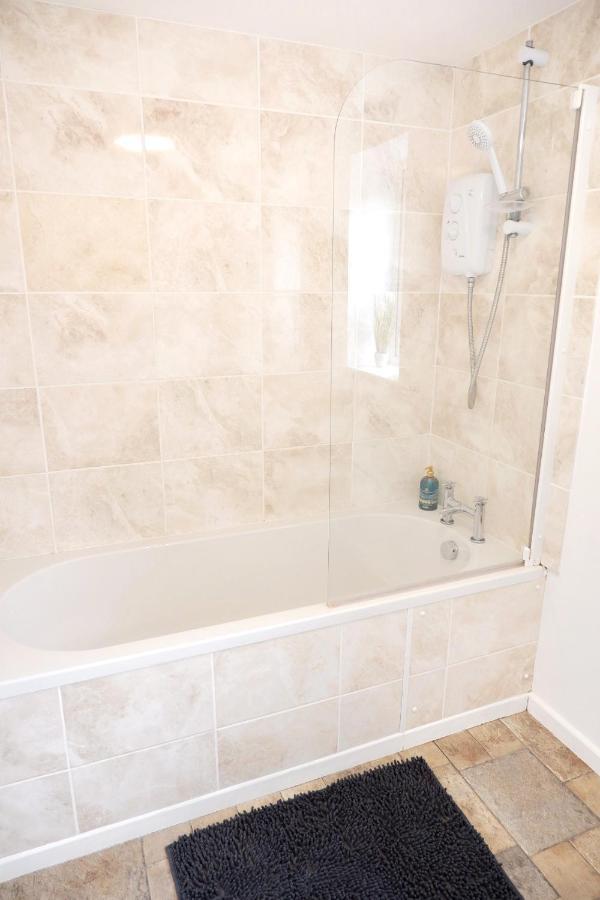 Comfortable And Cozy 4-Bedroom House Near The Hospital CBG Екстериор снимка